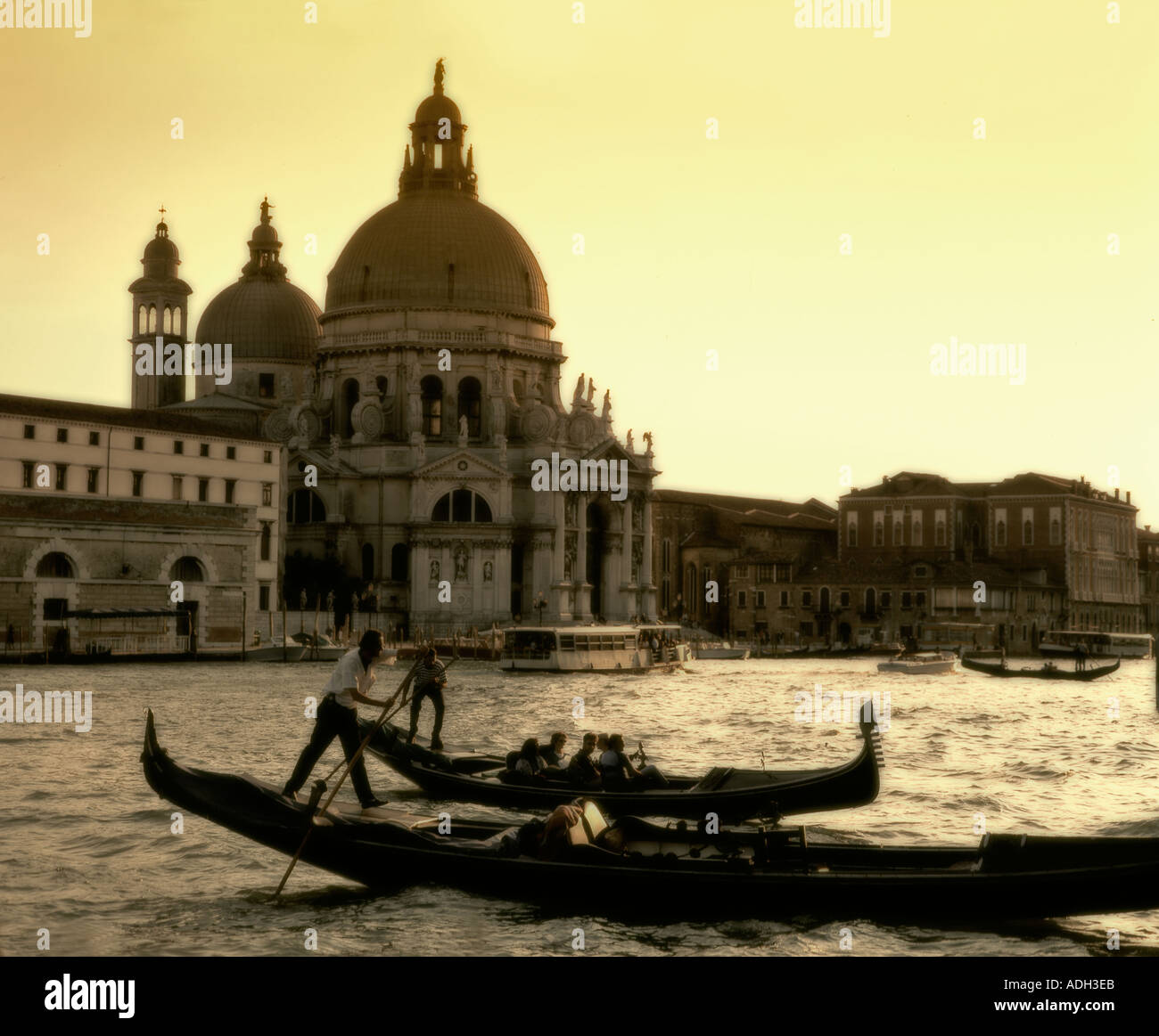 Italia Venezia Riva degli Schiavoni Canale Grande Riva degli Schiavoni Gondola chiesa di Santa Maria della Salute, gondola Foto Stock