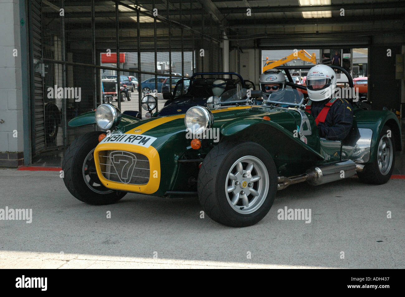 Caterham Seven emerge dalla fossa garage a Silverstone trackday Foto Stock