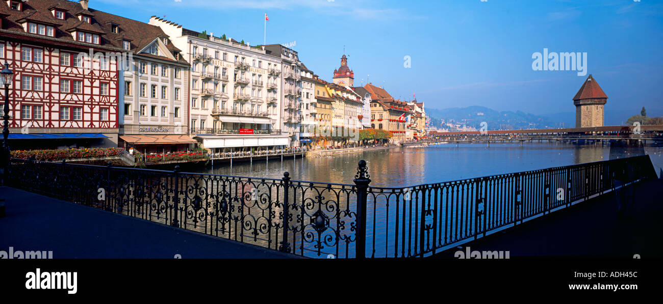 La Svizzera Lucerna centro storico fiume Reuss sfondo ponte Kapell Foto Stock