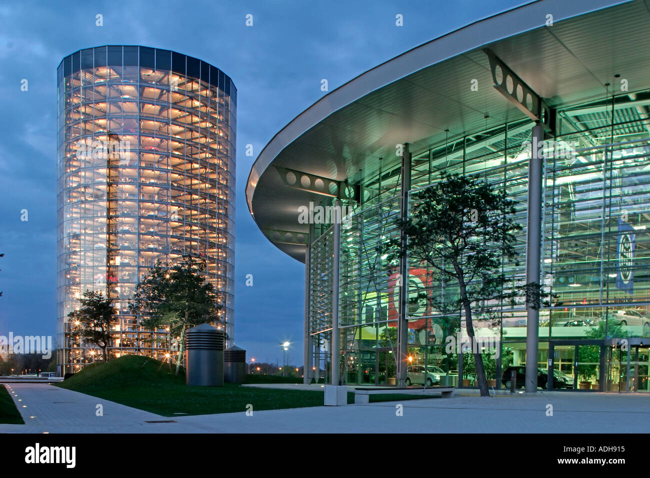 Germania Wolfsburg Autostadt auto Città della Volkswagen AG al crepuscolo Foto Stock