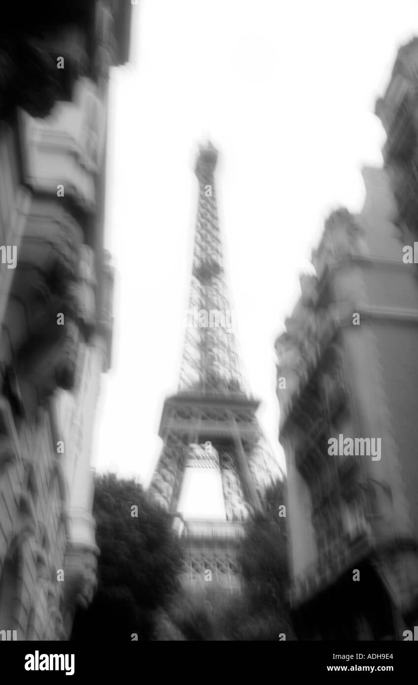 Francia Parigi torre Eiffel in bianco nero sfocato Foto Stock