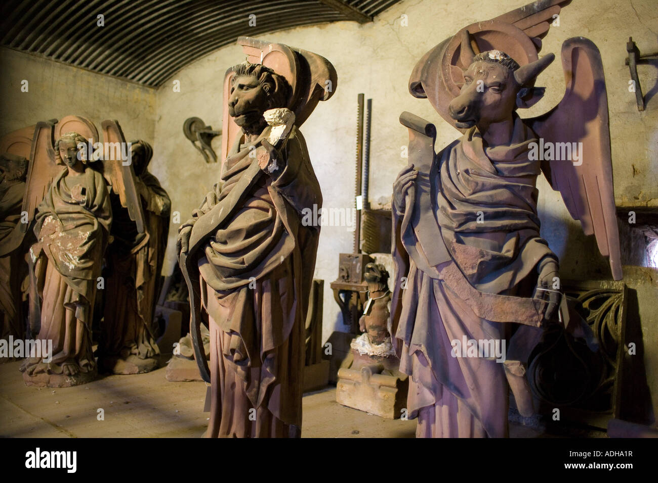 Le statue originali rimosse dalla cattedrale nel lapidarium all'interno di barrage Vauban dam, Strasburgo, Alsazia, Francia, Europa Foto Stock