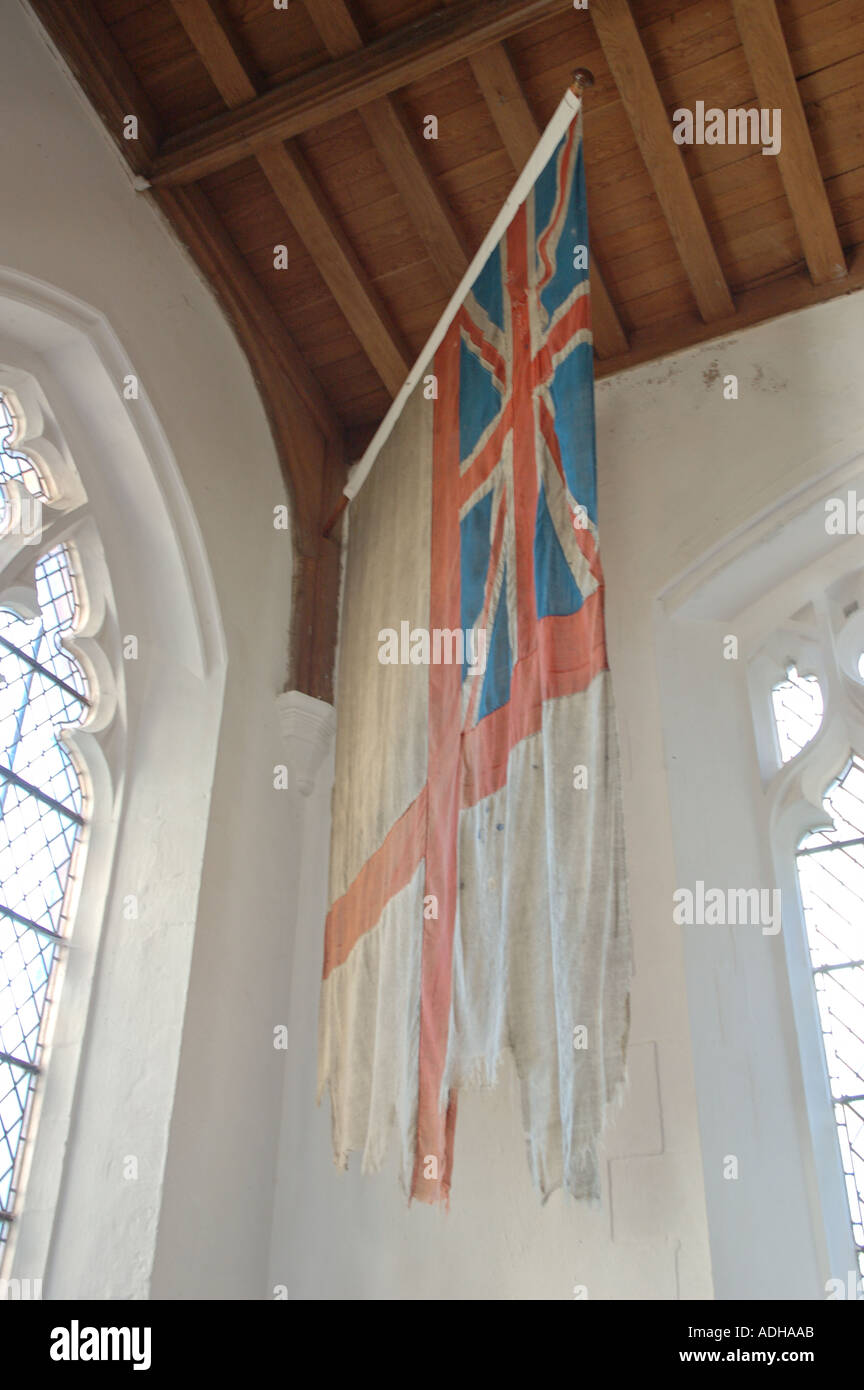 White ensign volato sul dispositivo HMS indomabile durante la battaglia dello Jutland è appeso sopra il pulpito nella Chiesa di Tutti i Santi Burnham Thorpe, Norfolk, Regno Unito Foto Stock