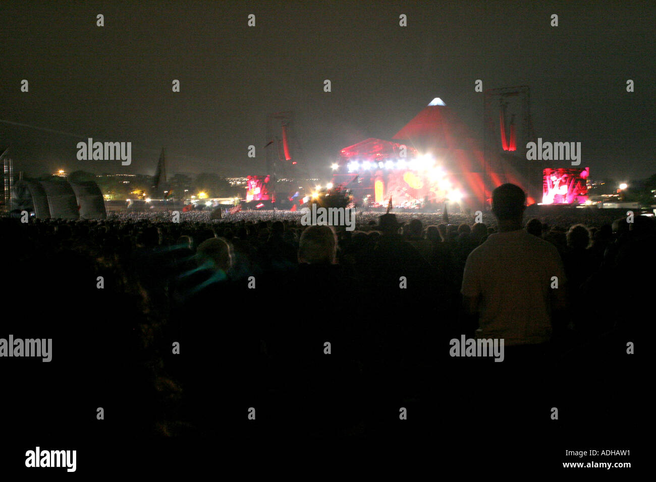 Fase della piramide di notte, Glastonbury Music Festival 2005 Foto Stock