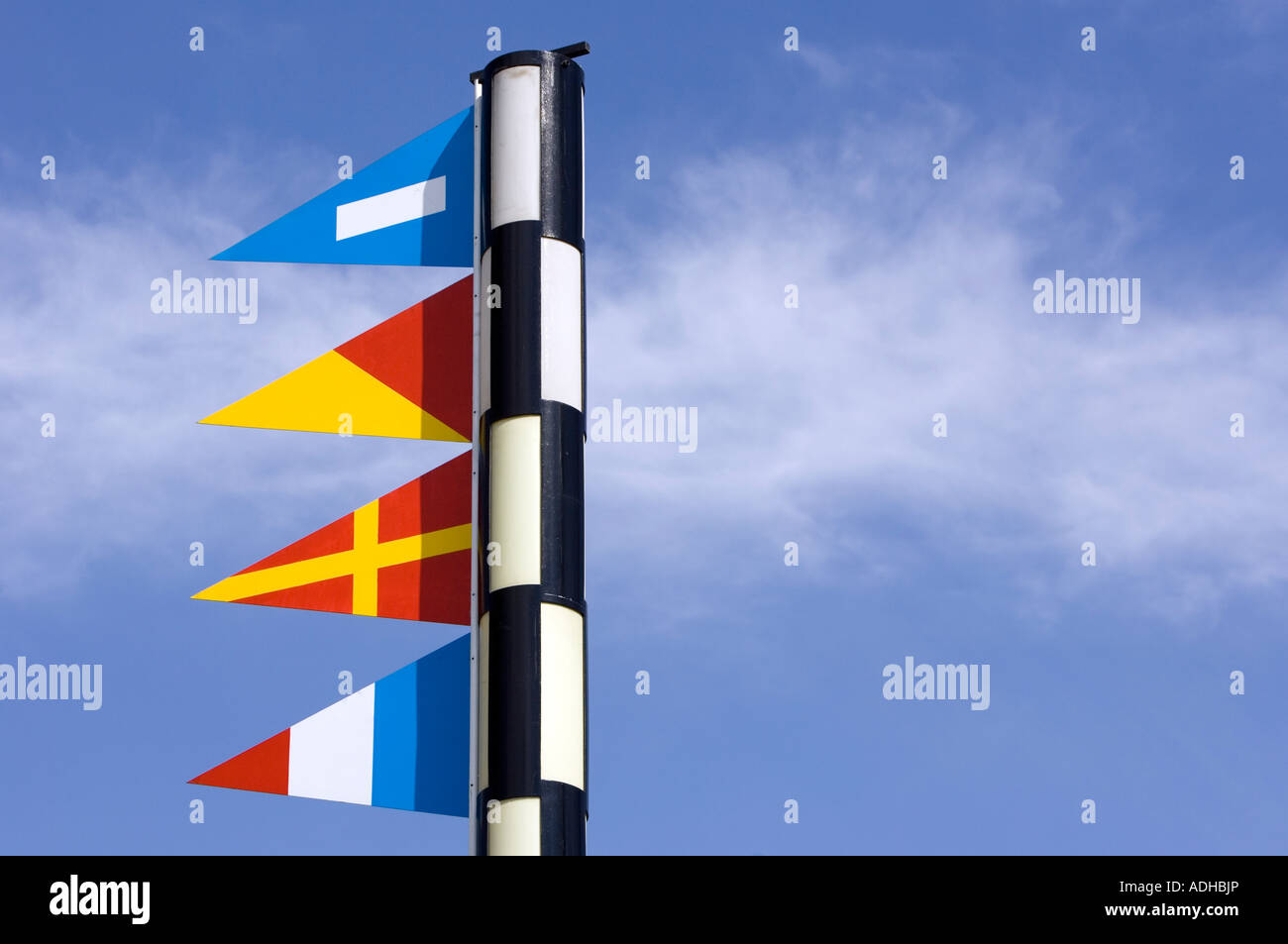Colorato segnale nautiche bandiere sul polo blu cielo dietro il Port Vell Barcellona Catalonia Spagna Foto Stock
