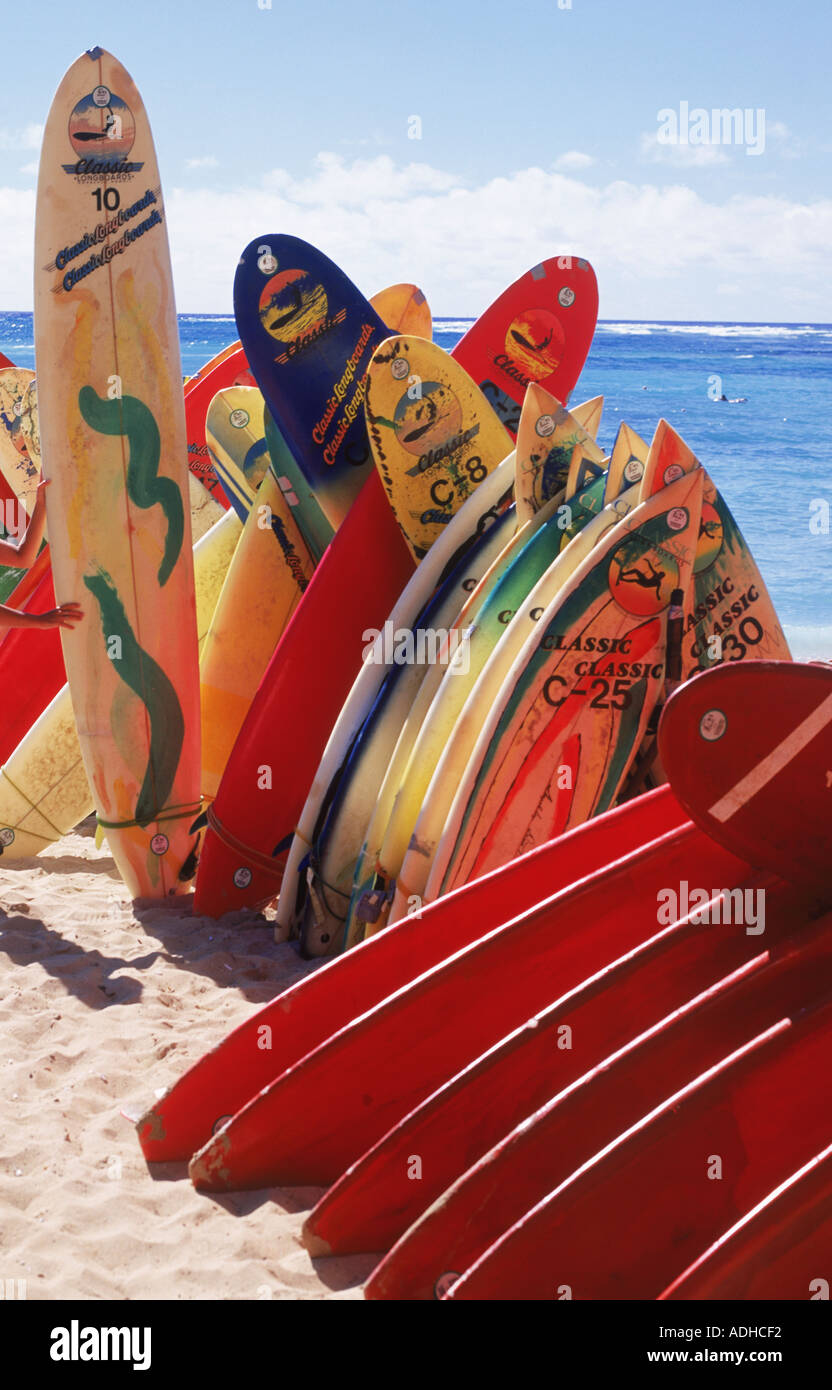 Tavole da surf impilati a Waikiki Beach Foto Stock