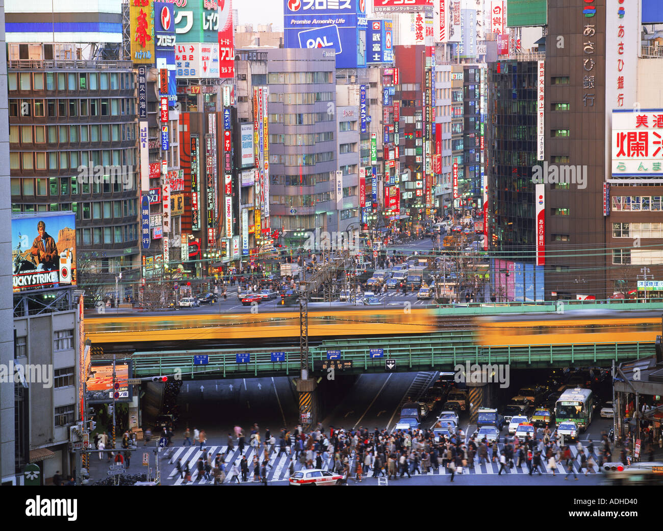 Ora di punta del traffico in corrispondenza Yasukuni Dori nel quartiere di Shinjuku di Tokyo Foto Stock