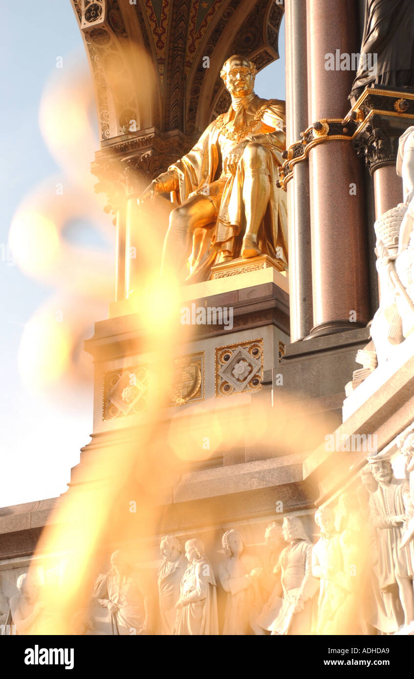 L'Albert Memorial a Kensington Gardens a Londra, Inghilterra, Regno Unito. Foto Stock