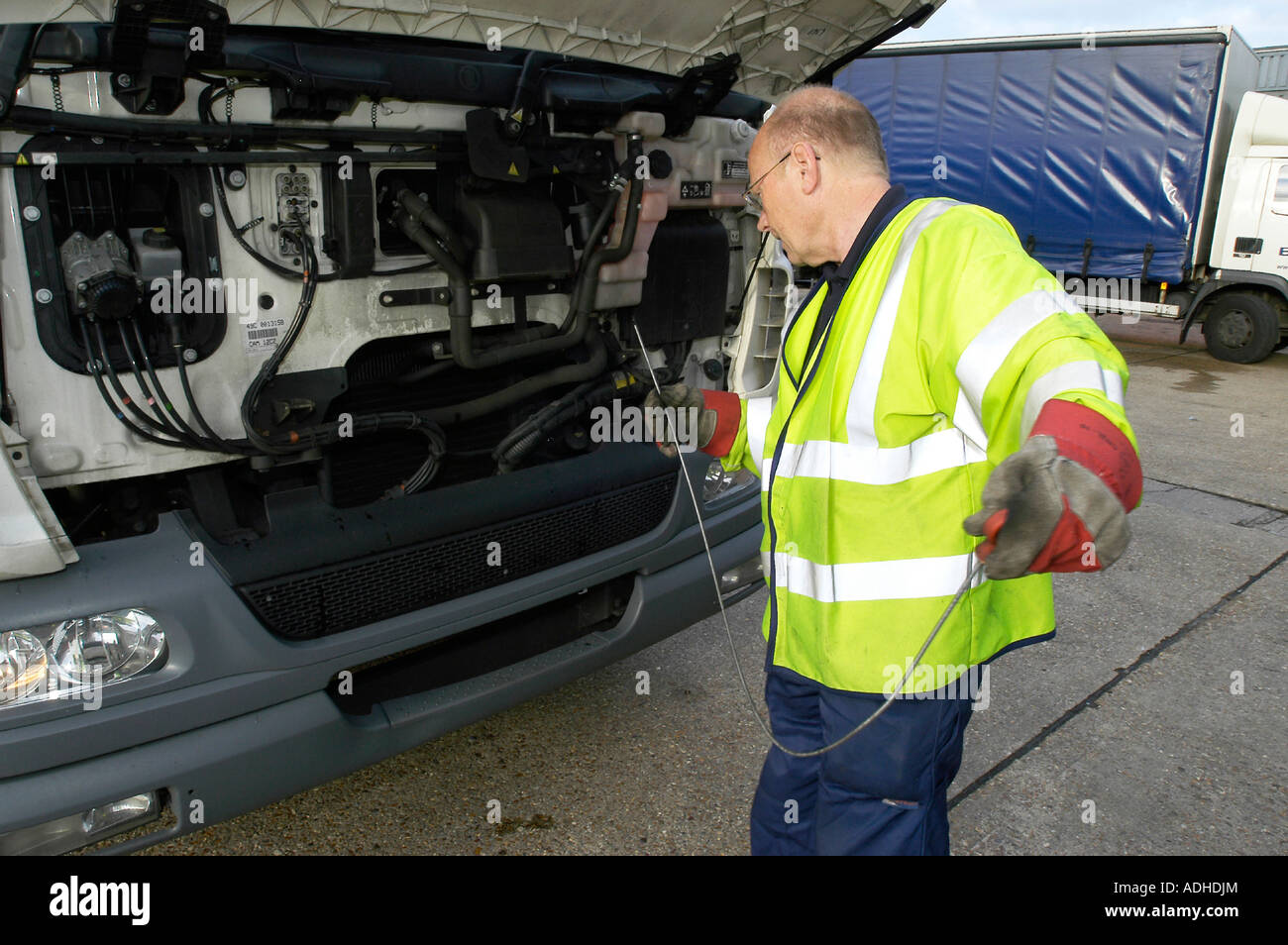 Controllo dell'olio prima di eseguire la consegna di Bracknell Maggio 2004 Foto Stock