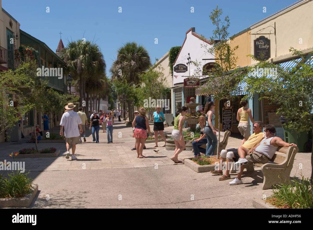 I turisti su George Street, St Augustine, Florida USA Foto Stock