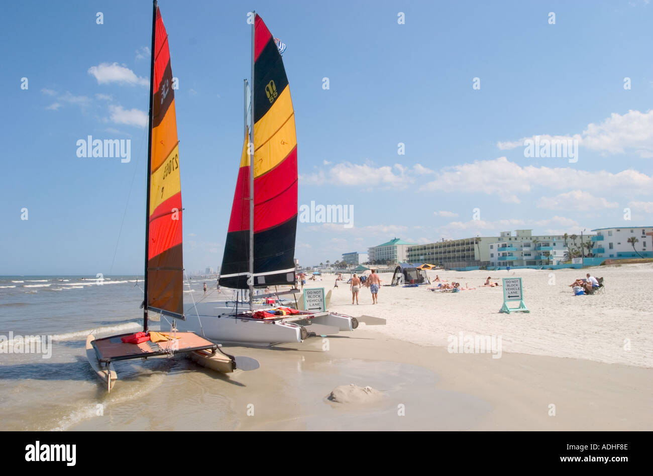 Barche a vela sulla spiaggia sull Oceano Atlantico Daytona Beach Florida USA Foto Stock