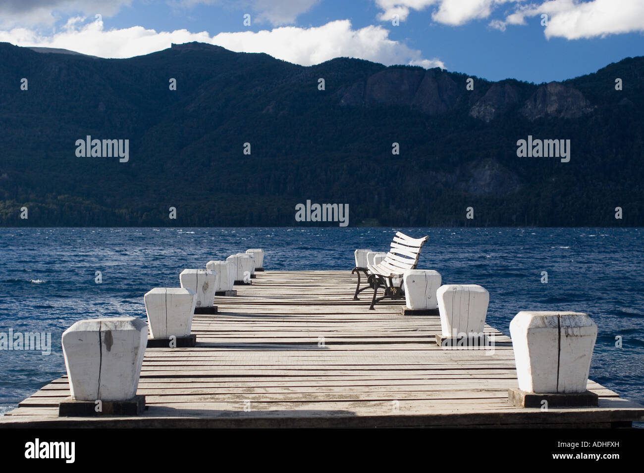 Il molo tranquilla oltre il Lago Traful. Villaggio Traful. La Patagonia Argentina. Foto Stock