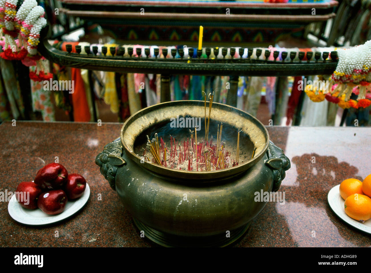 Close-up di bastoncini di incenso brucia in un'urna, Wong Tai Sin Temple, Kowloon, Hong Kong, Cina Foto Stock