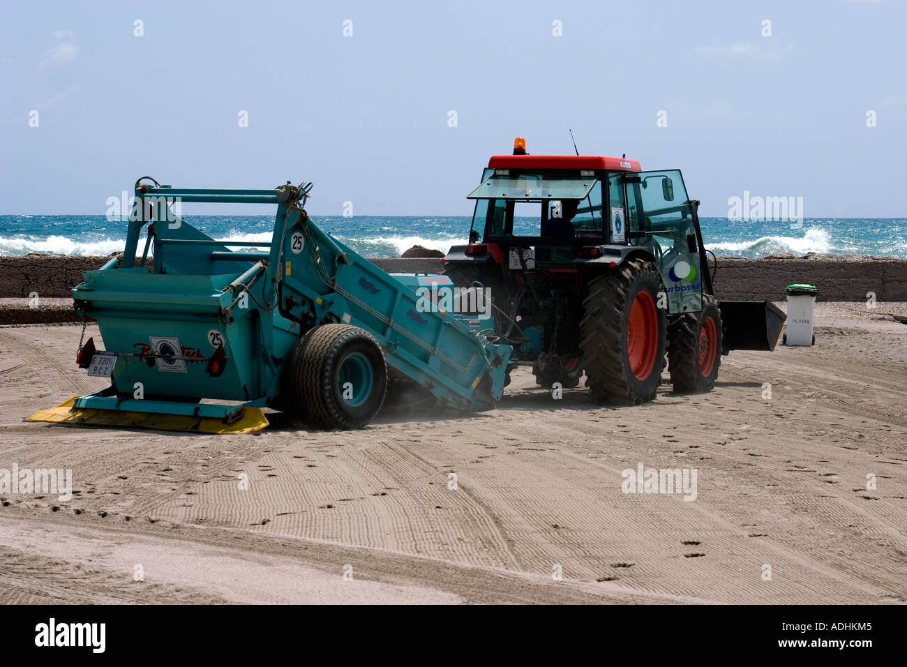 Spiaggia pulizia del trattore Foto Stock