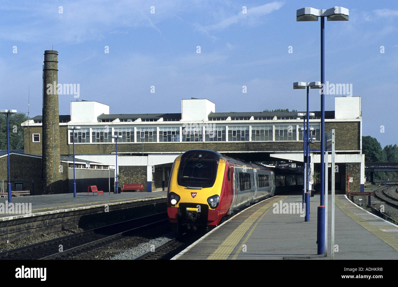Vergine Voyager treno diesel a Banbury stazione ferroviaria, Oxfordshire, England, Regno Unito Foto Stock