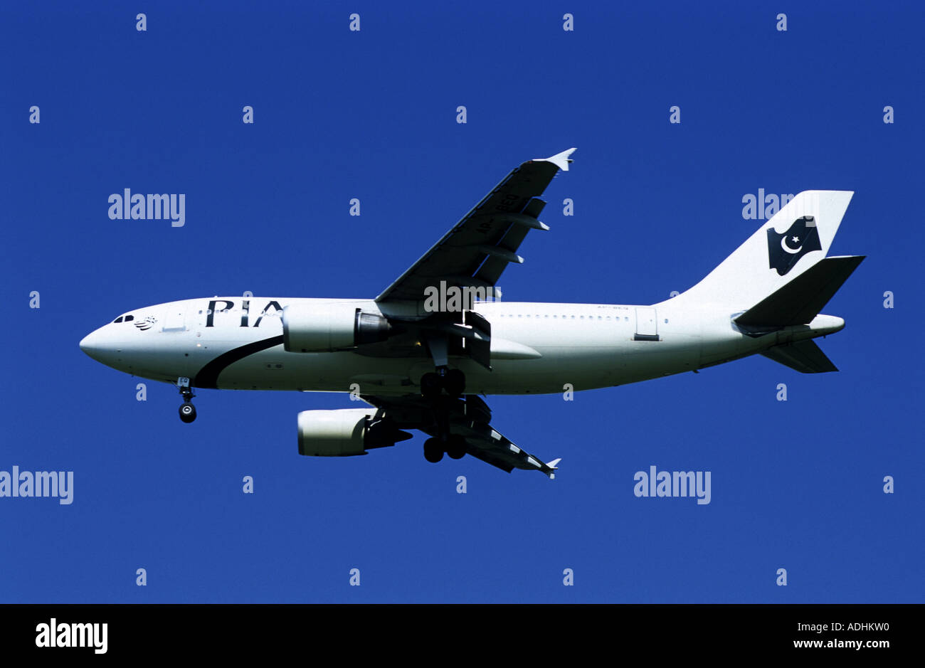 Pakistan International Airlines Airbus A310 gli aeromobili in avvicinamento all'Aeroporto Internazionale di Birmingham, West Midlands, England, Regno Unito Foto Stock