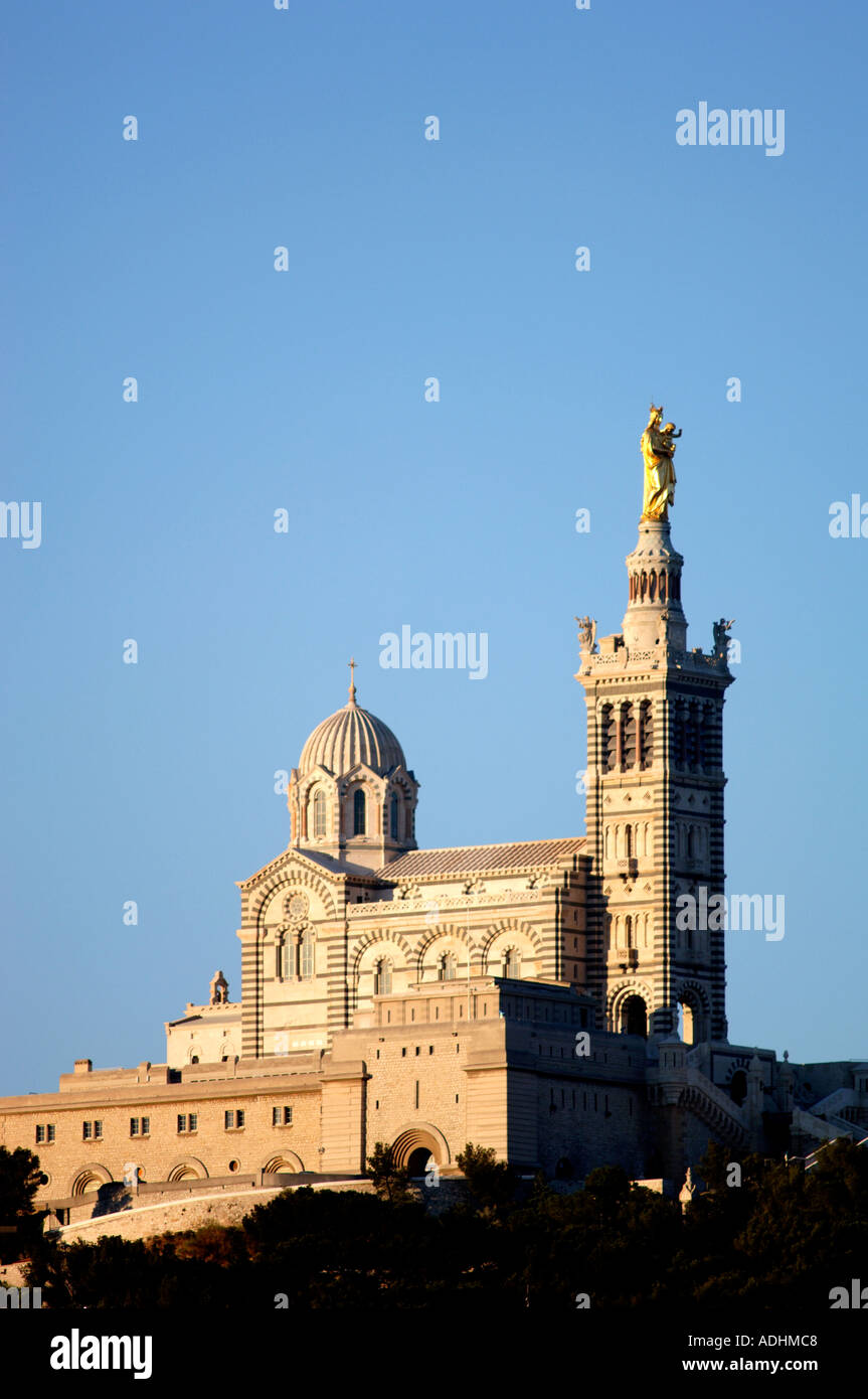 Francia Marseille Basilica di Notre Dame de la Garde in luce del sole di mattina. Fort costruito da Francois ho poi basilica nel 1853 Foto Stock