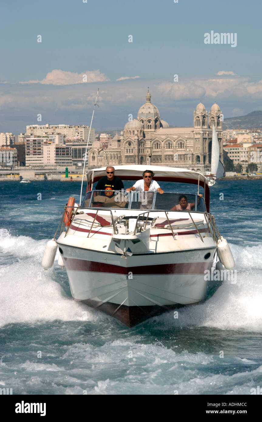 Francia Provenza Marsiglia una barca veloce con la ripresa del porto sullo sfondo la Cattedrale de la Nouvelle principali Foto Stock