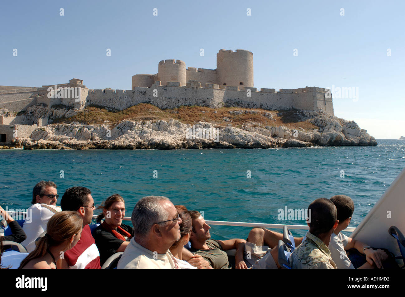 Francia Marseille passeggeri su una escursione turistica di barca dal Vieux Port per il Chateau d' If background e Les Iles Du Frioul Foto Stock