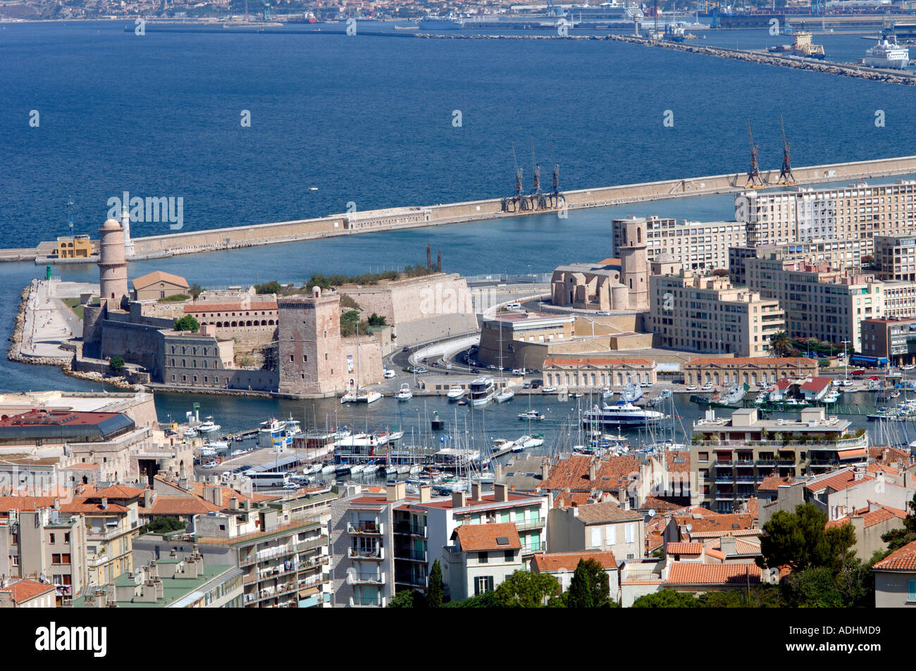Francia Provence Marseille vista di entrata per Le Vieux Port Porto Vecchio bird s eye Foto Stock