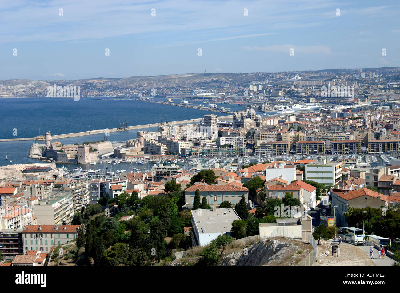 Francia Provence Marseille vista complessiva del Vieux Port Il Porto Vecchio e il resto del porto di Marsiglia regione con storico fort Foto Stock