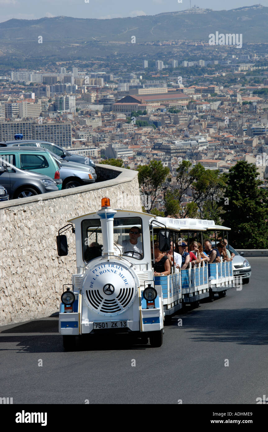 Francia Provence Marseille treno turistico scoppiettamento la sua strada fino alla chiesa di Notre Dame de la Garde molto popolari Foto Stock