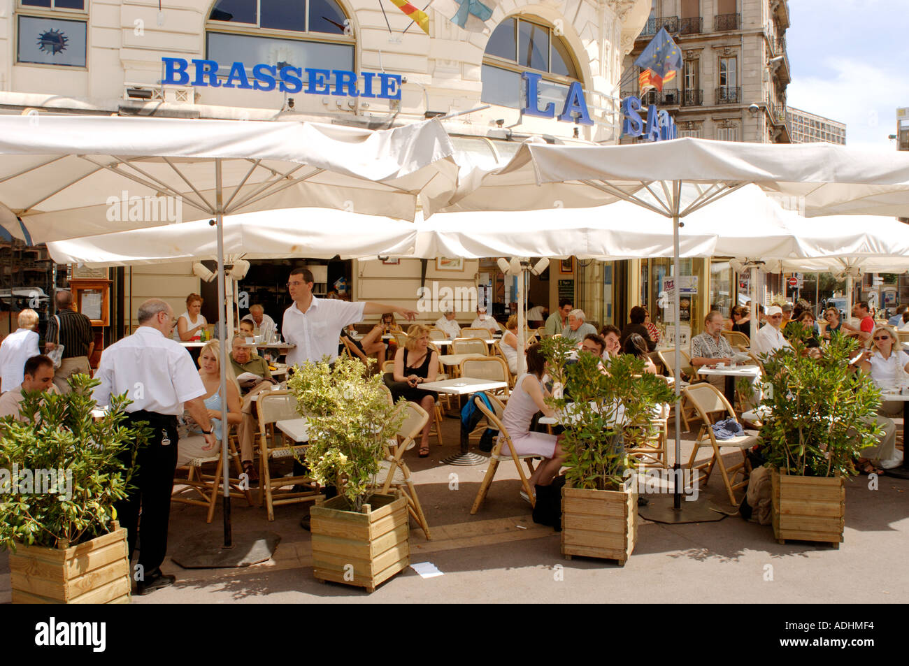 Francia Provence Marseille bar preferito in Vieux Port Il vecchio porto La Samaritaine un popolare luogo di incontro Foto Stock