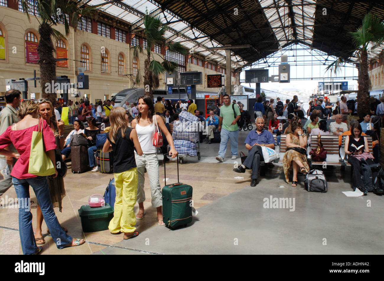 Francia Provenza Marsiglia stazione ferroviaria Gare St Charles intensa estate tempo folla multi nazionale e multi razziale Foto Stock