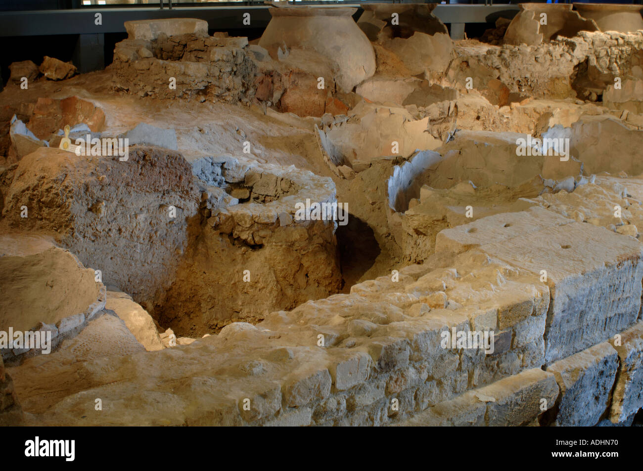 Francia Marseille Museo dei Dock Romani dolia enormi vasi di storage dai tempi dei romani in situ Foto Stock