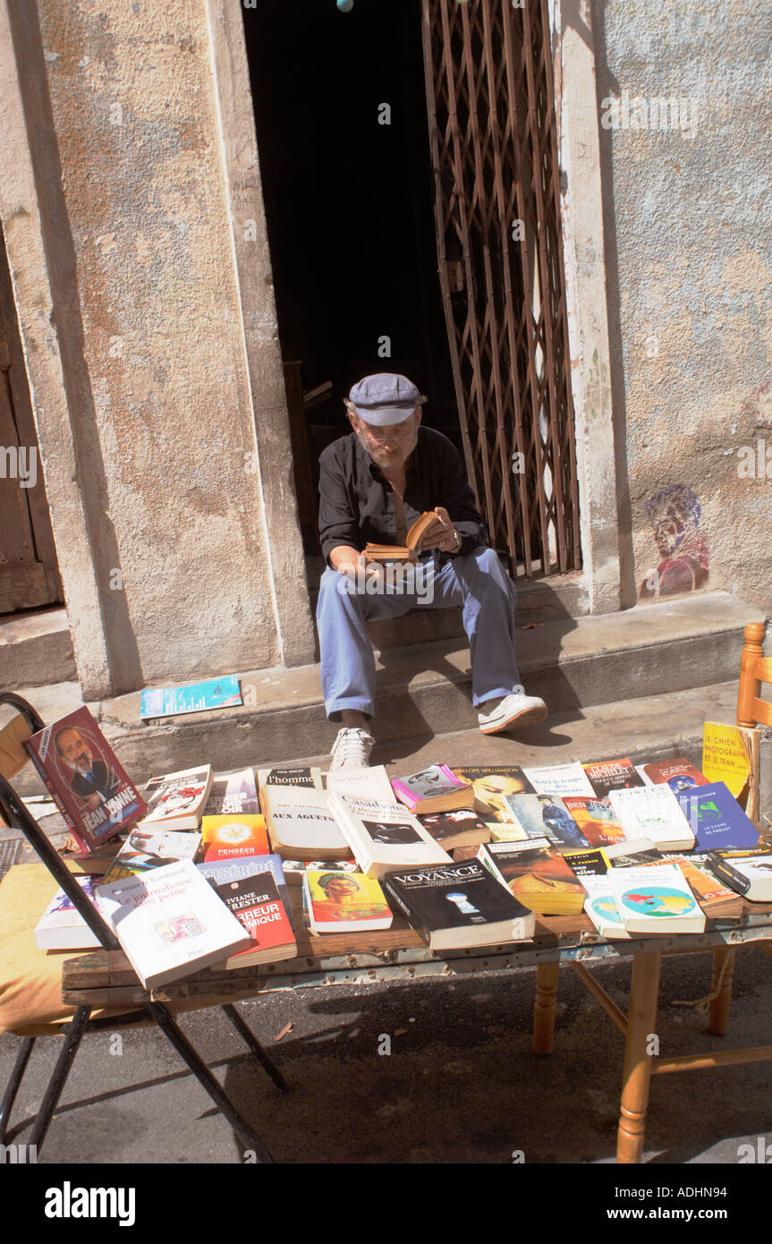 Francia Marseille informali di libro usato il venditore e il lettore in Le Panier distretto ovest di Le Vieux Port Foto Stock