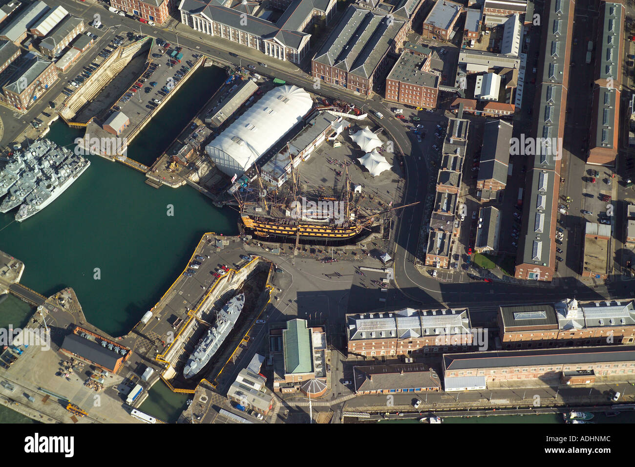 Vista aerea della HMS Victory a Portsmouth Royal Naval cantieri. Inoltre sono presenti la Mary Rose Museum e il museo Navale Reale Foto Stock