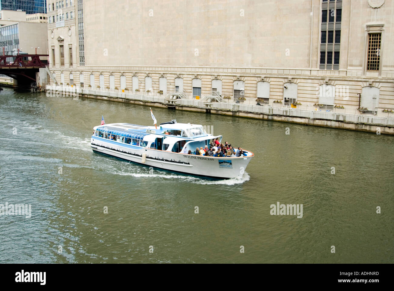 Chicago River Tour in Barca & Civic Opera Building Foto Stock