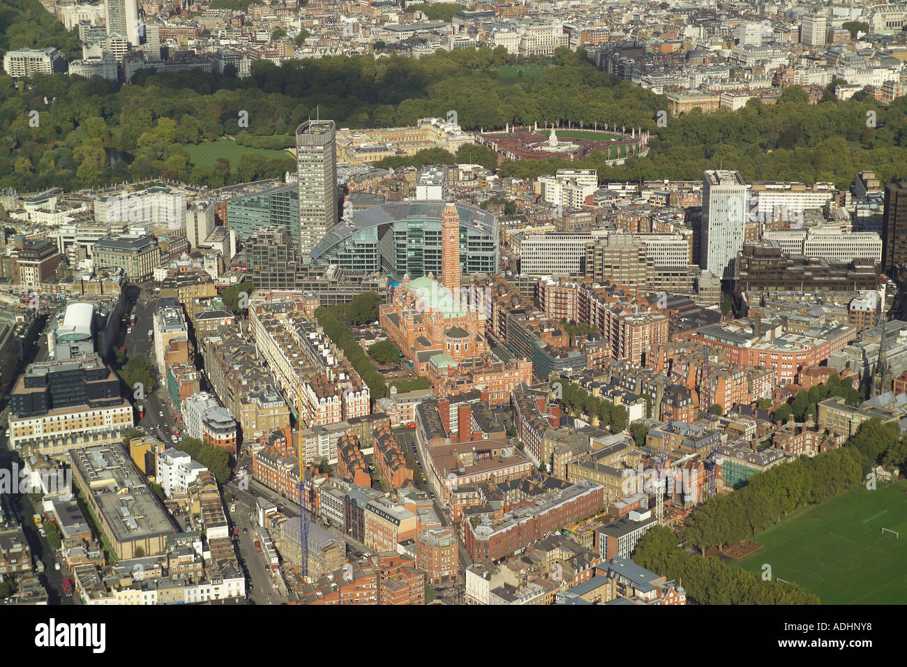 Vista aerea della Cattedrale di Westminster a Londra con il Buckingham Palace e il Cardinale Place Shopping Center in background Foto Stock