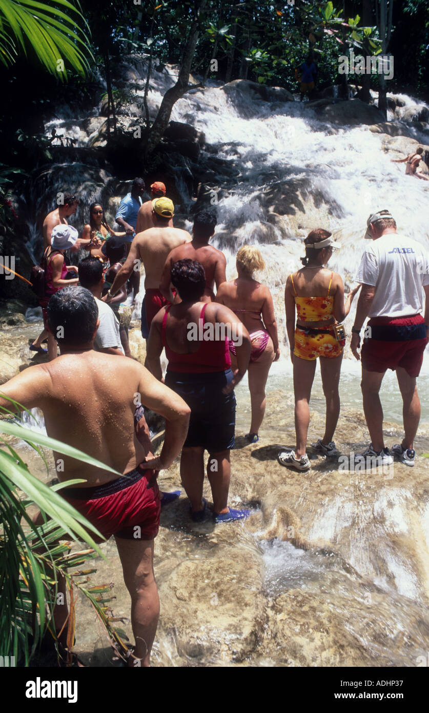I turisti salendo Dunn's River Falls Ocho Rios Giamaica Caraibi Foto Stock