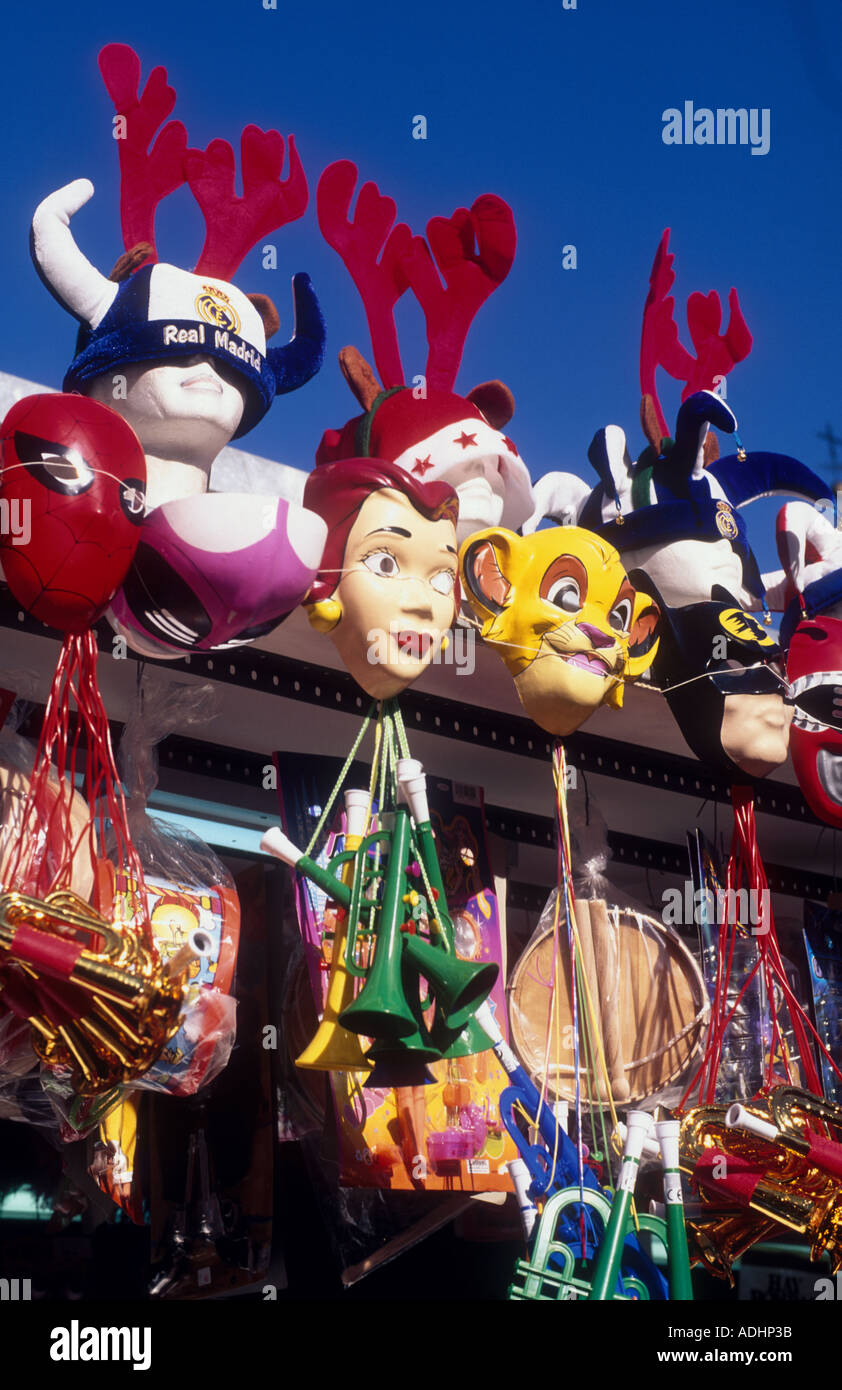 Stallo del mercato vendono maschere Plaza Mayor Madrid Spagna Foto Stock