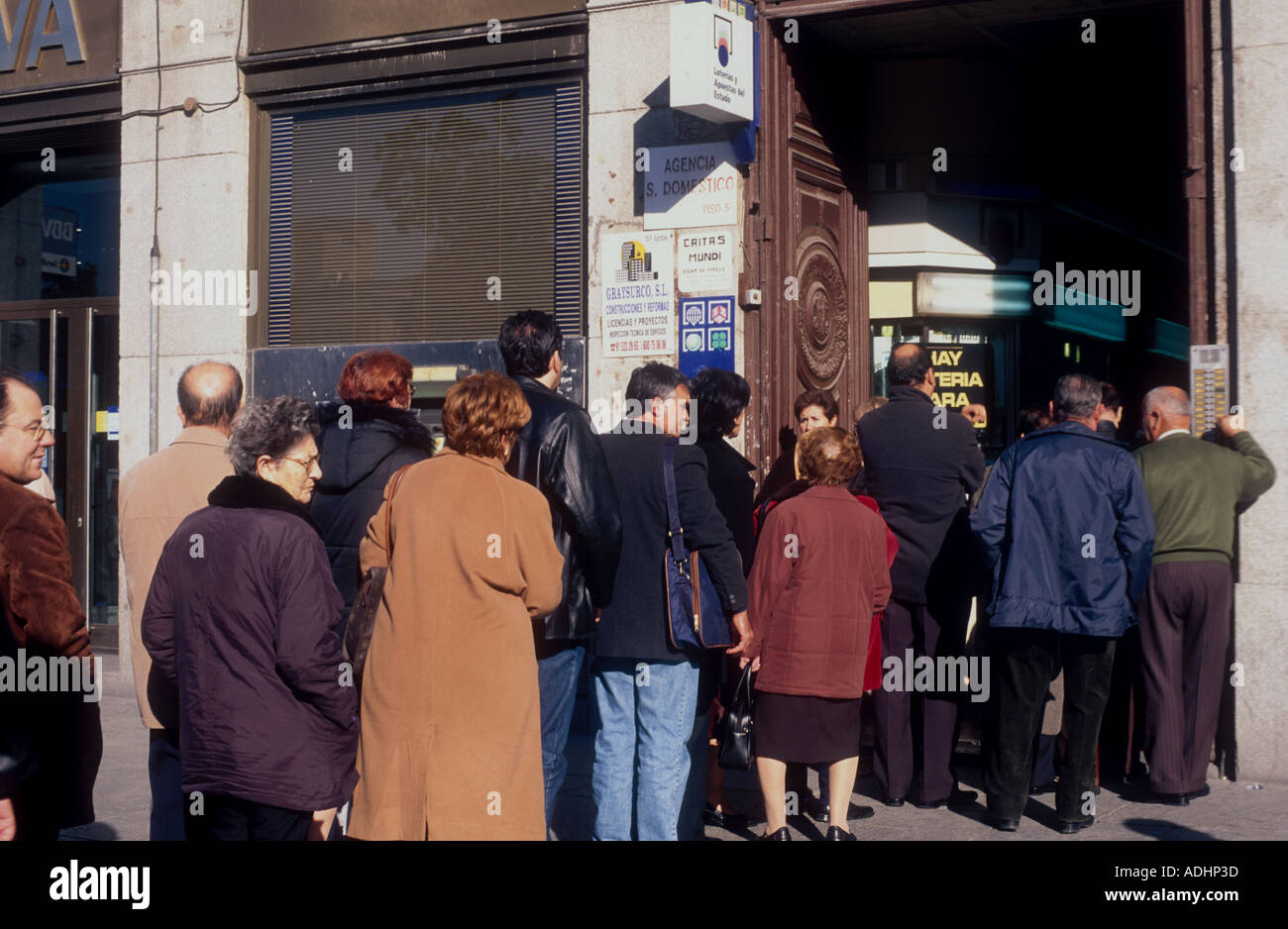 La gente in coda da un biglietto della lotteria Madrid Spagna Foto Stock