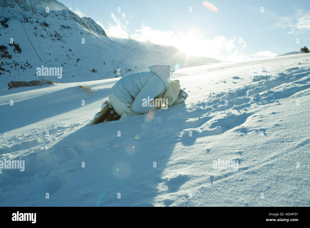 Teen girl rannicchiato nella neve Foto Stock