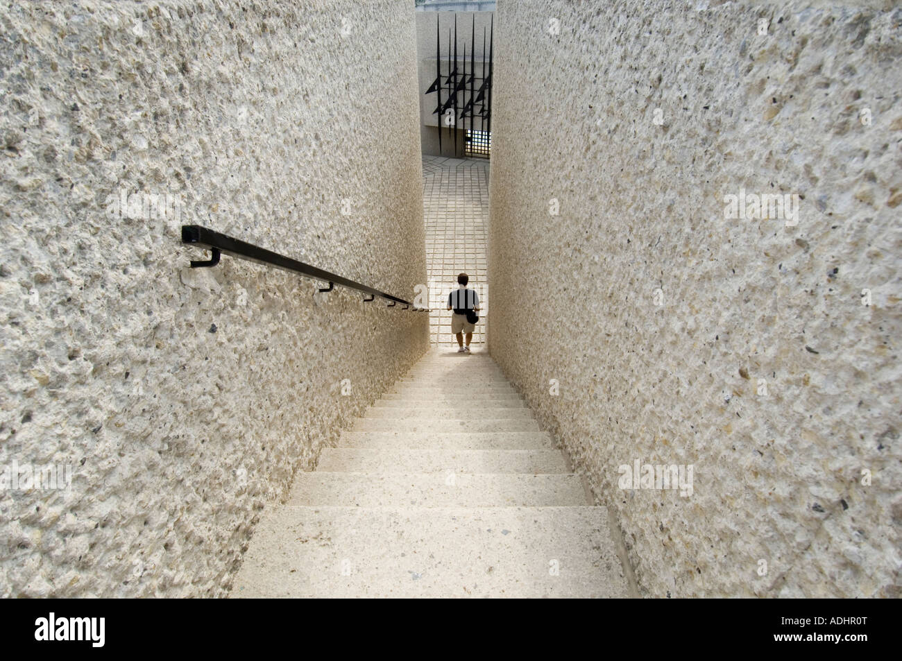 Persona sola in fondo alla scalinata che conduce al monumento dei deportati Parigi Francia Foto Stock