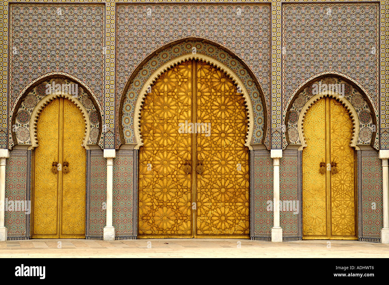 Le porte di ottone al palazzo reale di Place des Alaouites Fes Marocco. Dar El Makhzen Fes Marocco El-Jedid Foto Stock