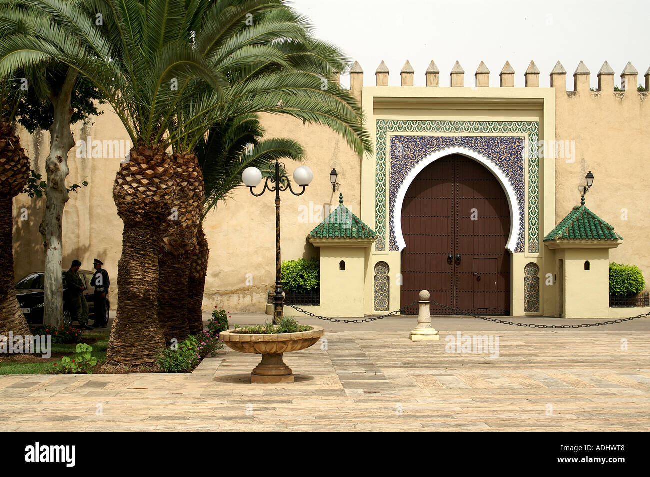 Le porte di ottone al palazzo reale di Place des Alaouites Fes Marocco. Dar El Makhzen Fes Marocco El-Jedid Foto Stock