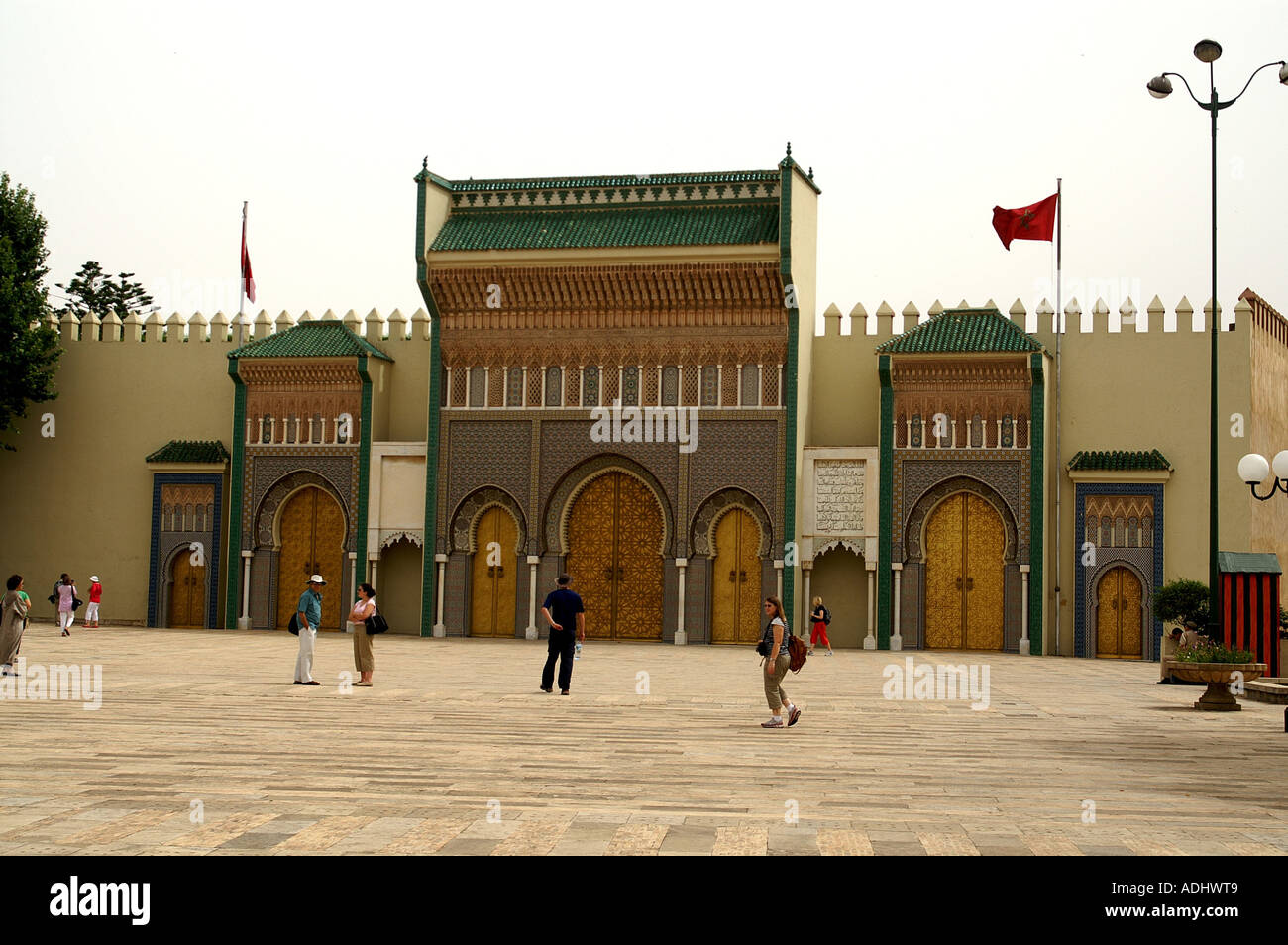 Le porte di ottone al palazzo reale di Place des Alaouites Fes Marocco. Dar El Makhzen Fes Marocco El-Jedid Foto Stock