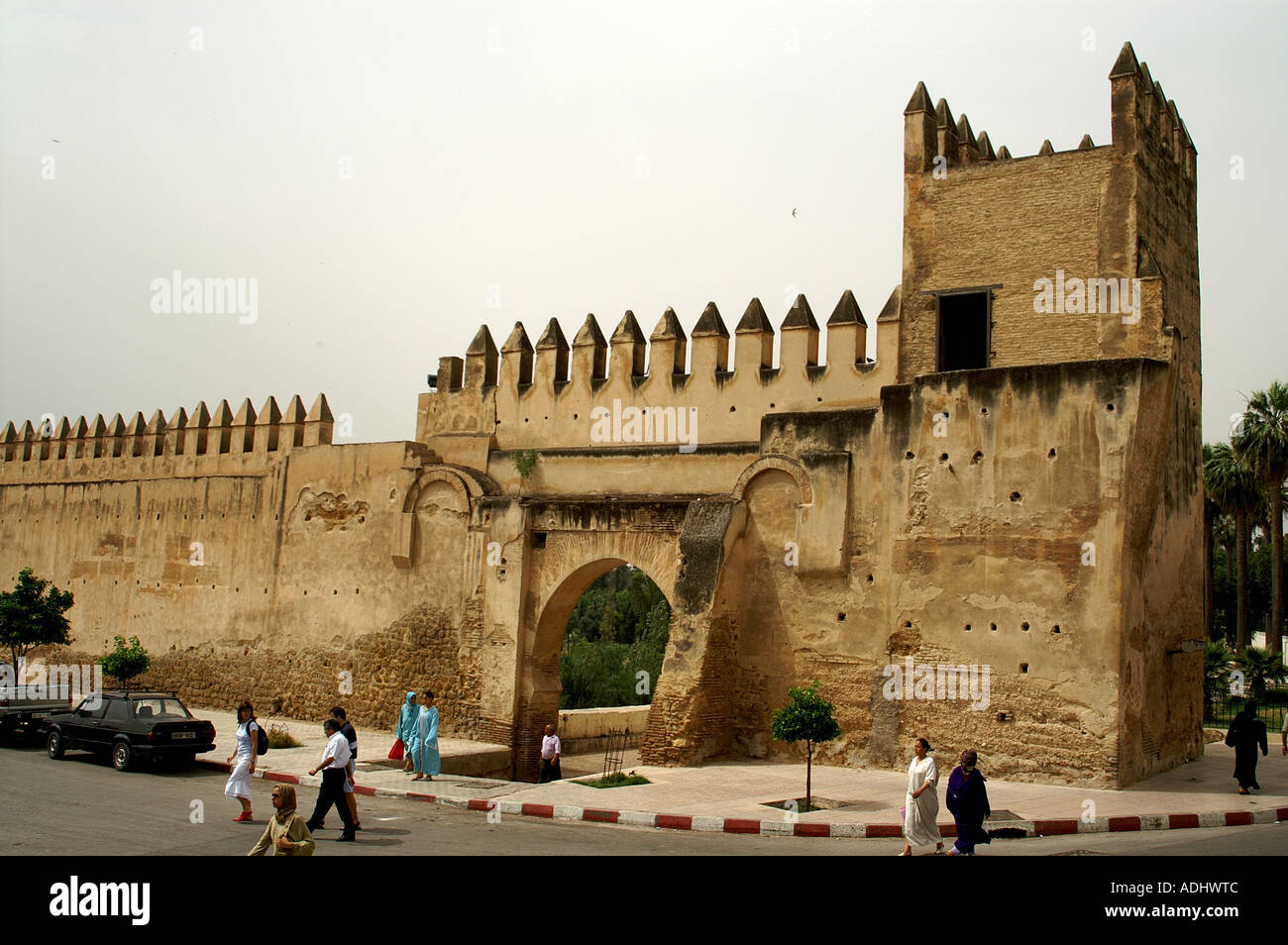 Mura merlate del Mechouar vieux mechouar Bab Dekaken Fes Marocco Foto Stock