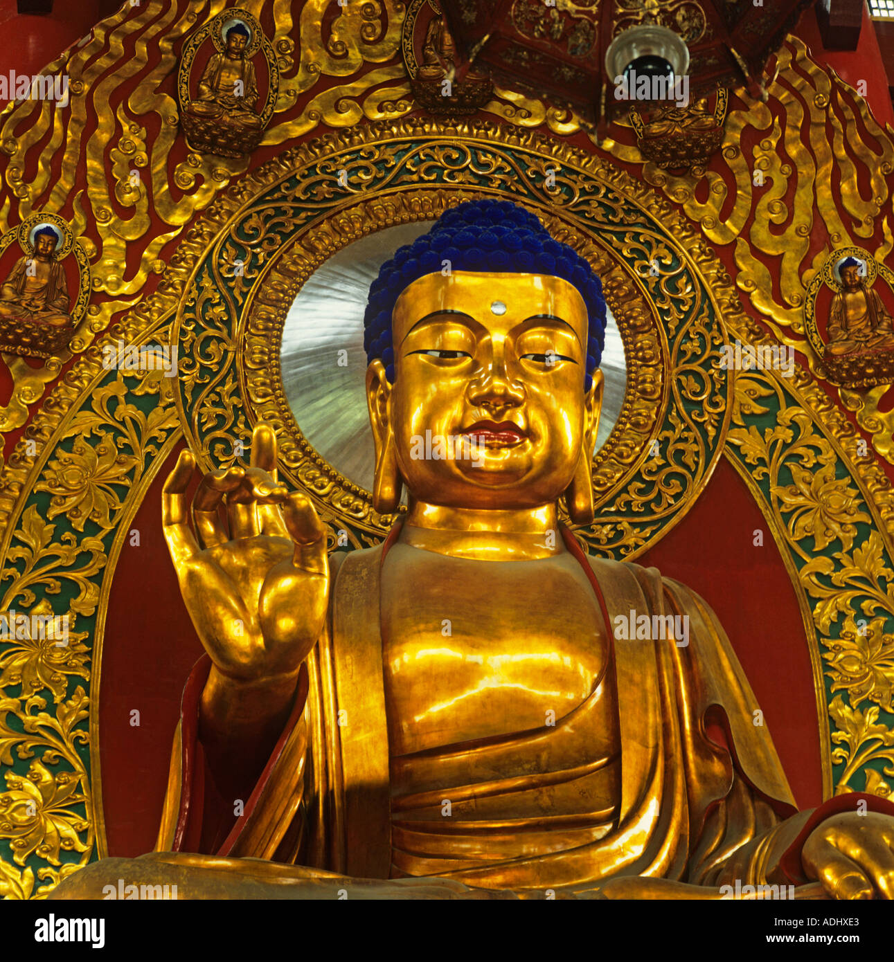 Il Tempio Lingyin Hangzhou un Buddha d'oro di quasi 9 metri di altezza in luogo fondato da Hui Li 1600 anni fa Foto Stock
