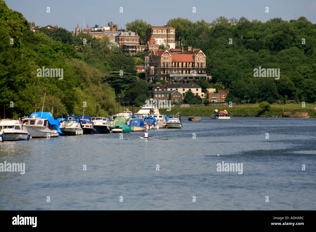 Il fiume Tamigi a Richmond a Londra con il Petersham Hotel che si affaccia con vista. Foto Stock