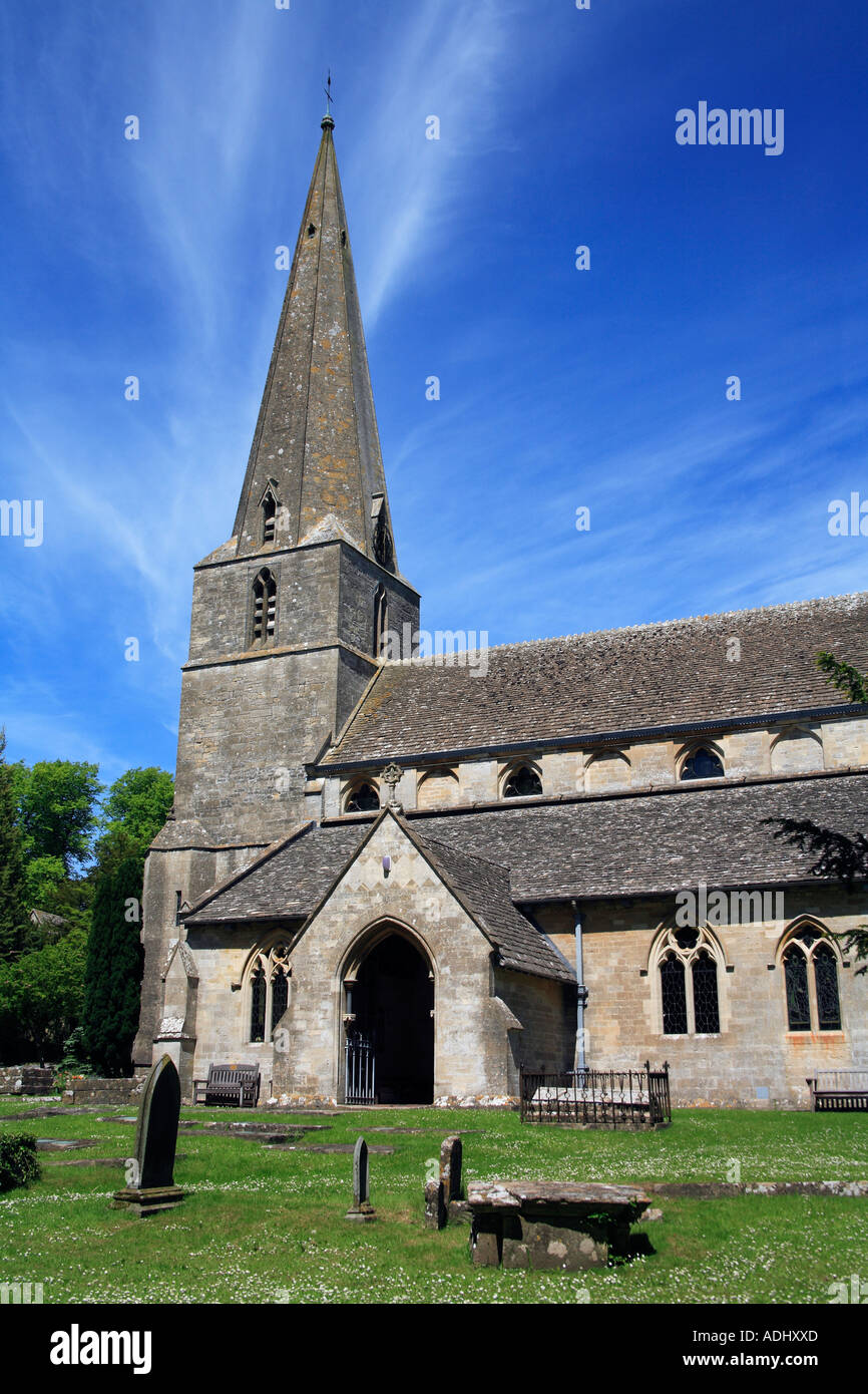 La chiesa del villaggio a Bisley in Cotswolds Inghilterra Foto Stock