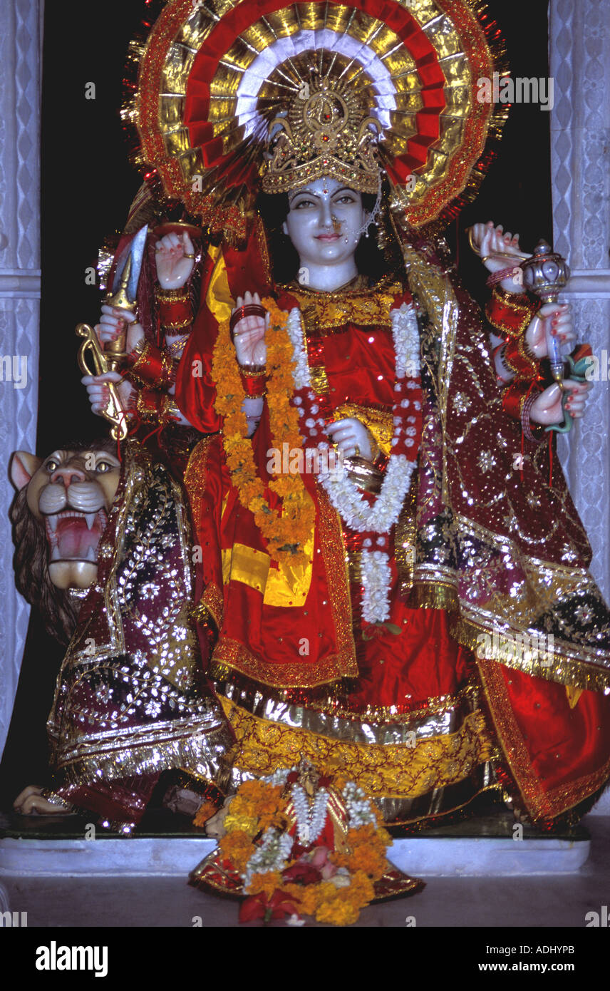 Icona della potente Dea indù Durga seduta su un leone Foto Stock