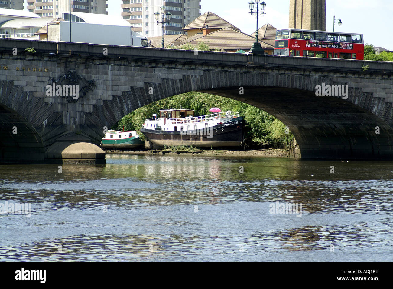 Kew Bridge Tamigi Londra crociera sul fiume Foto Stock