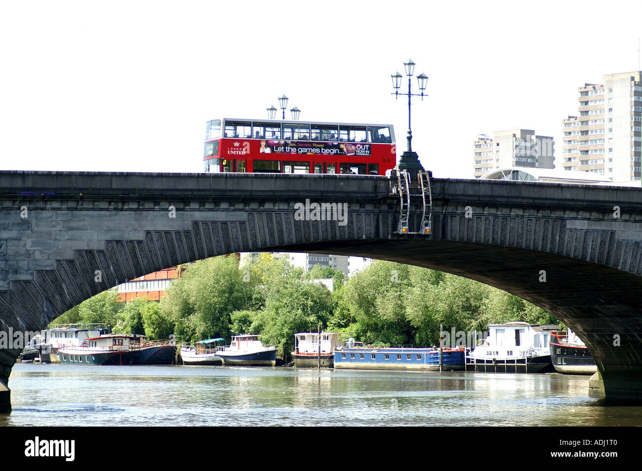 Attraversamento di Bus Kew Bridge Tamigi Londra crociera sul fiume Foto Stock