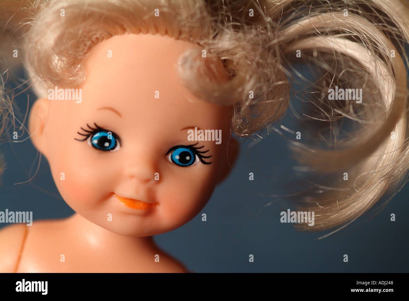 bambole giocattolo in plastica con testa su sfondo grigio Foto Stock