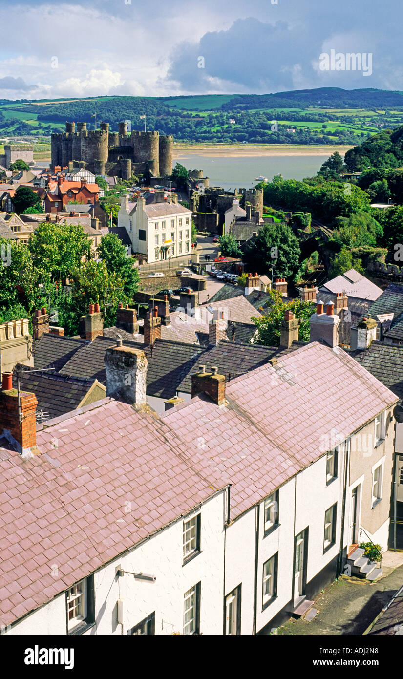 Medieval Conwy Castle, costruito da re Edoardo I, Snowdonia, in Gwynedd regione del Galles del nord. Sopra i tetti da il muro della città Foto Stock